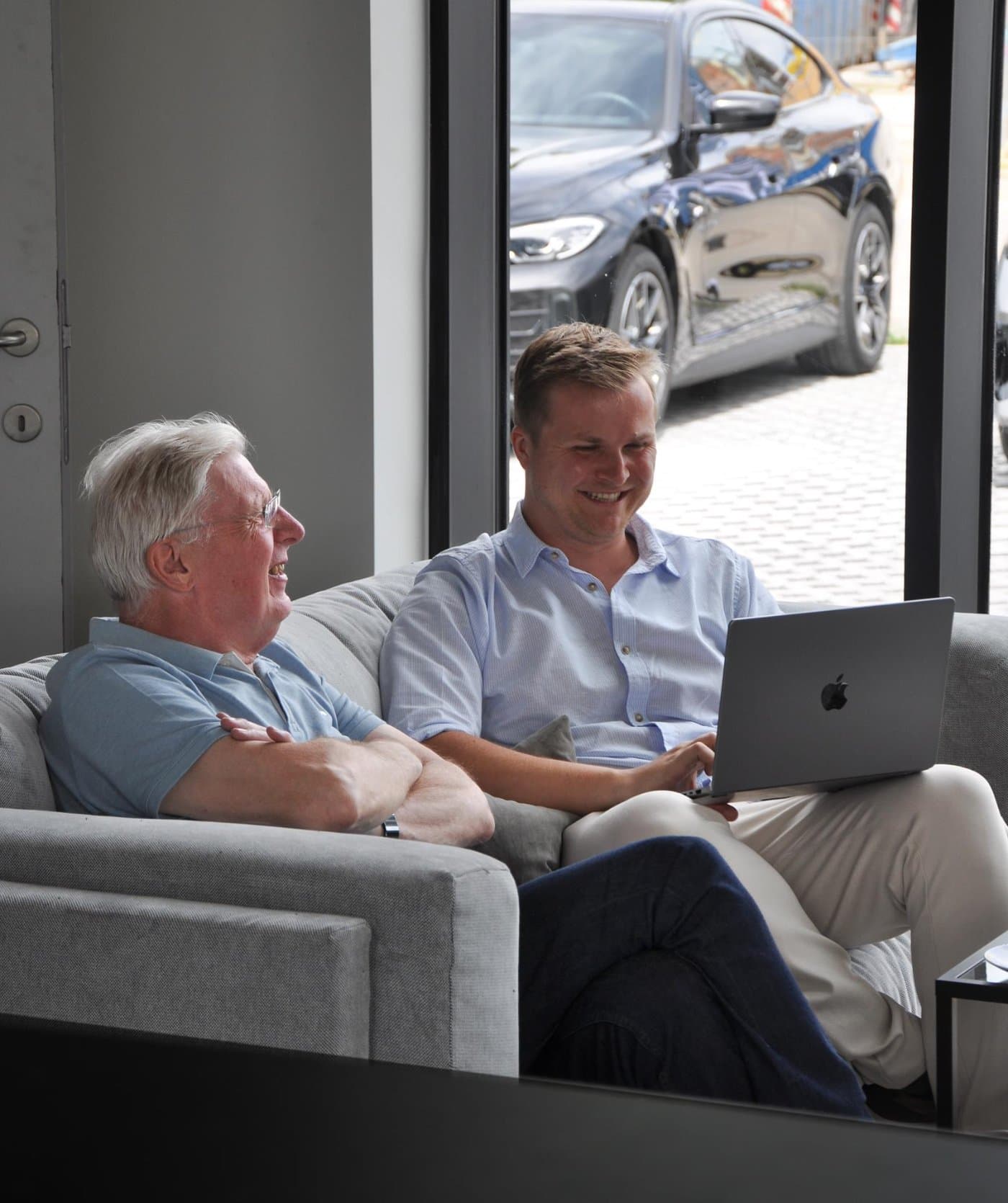 Een klant en een CarMatch-medewerker in gesprek in de showroom